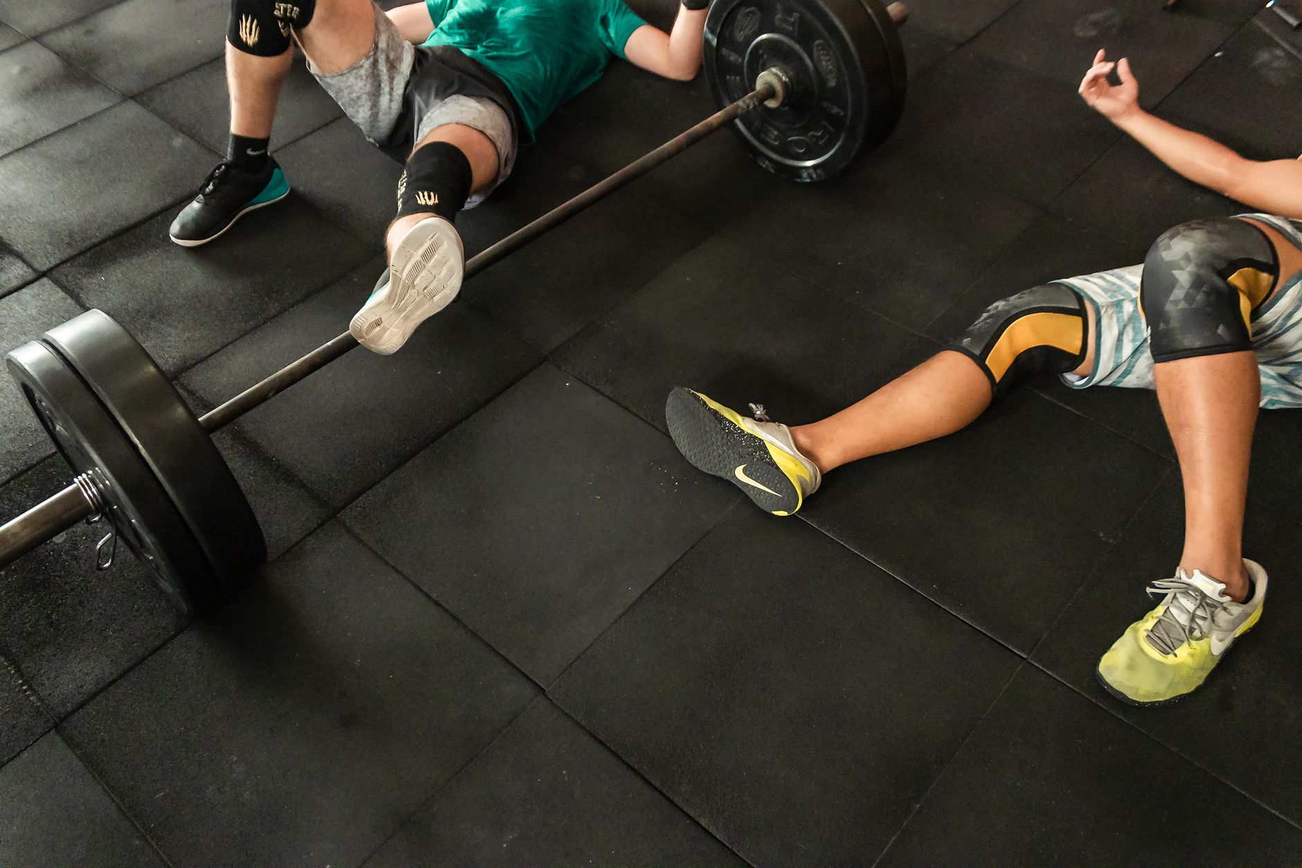 Athlète à la barre de squat en salle de musculation
